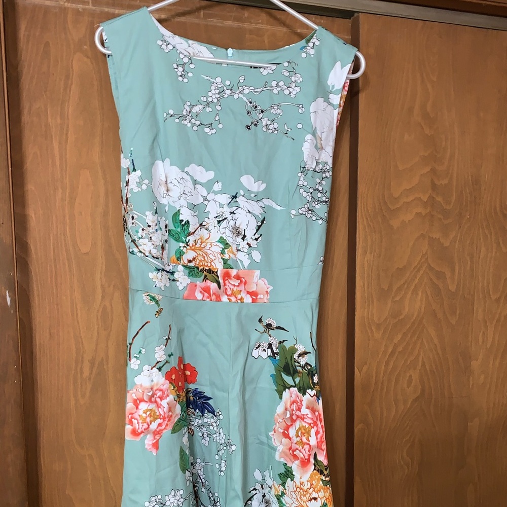 Women’s floral belted dress, size large